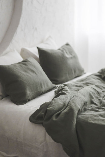 Graugrüner Leinenbettbezug mit Knöpfen