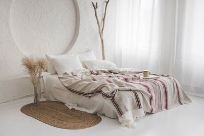 Tagesdecke aus Leinen im französischen Stil mit kirschroten Streifen