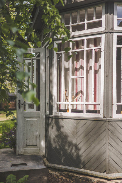 Leinenvorhang im französischen Stil mit kirschroten Streifen