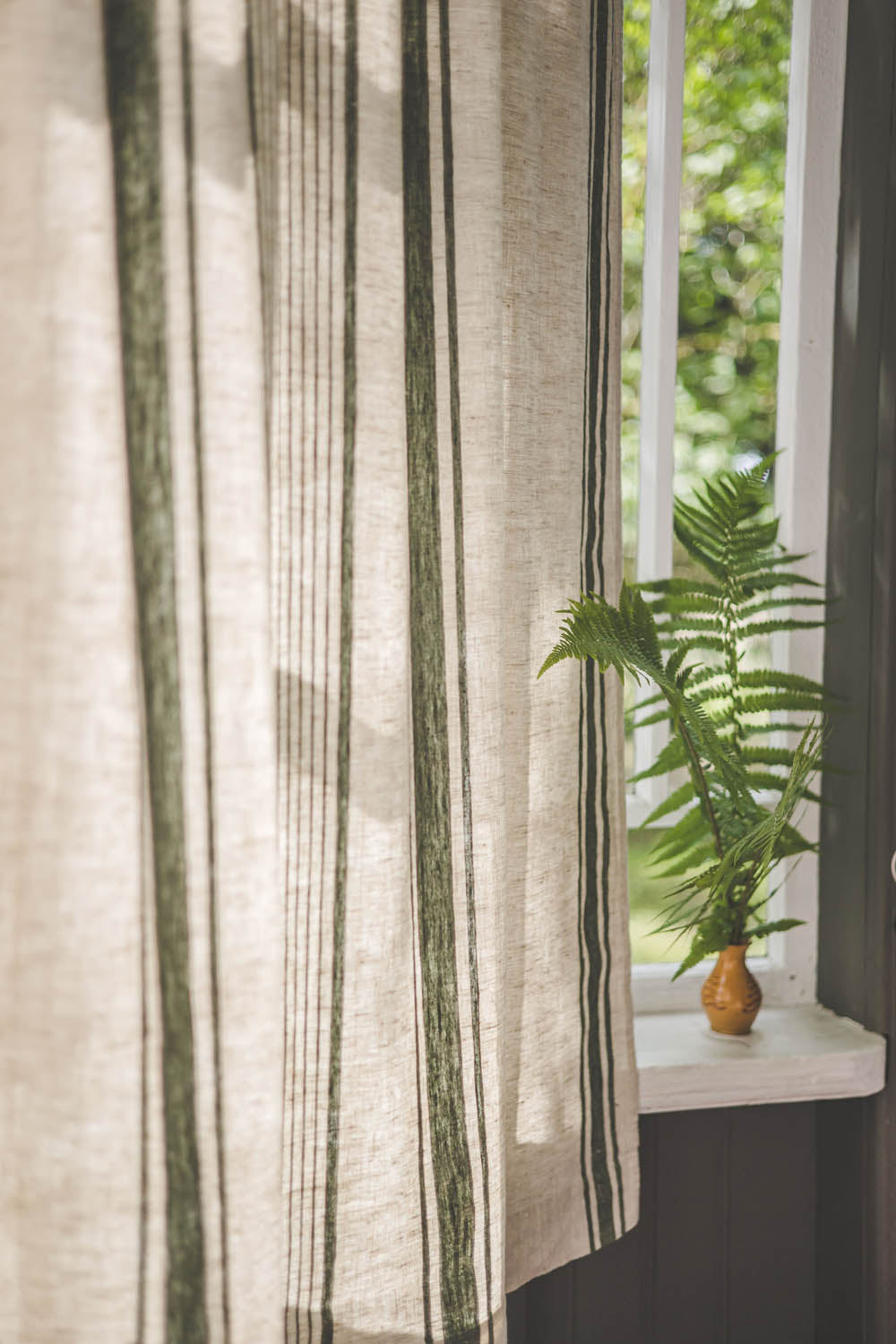 Leinenvorhang im französischen Stil mit grünen Streifen