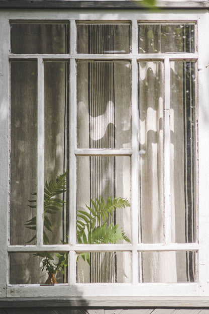 Leinenvorhang im französischen Stil mit schwarzen Streifen