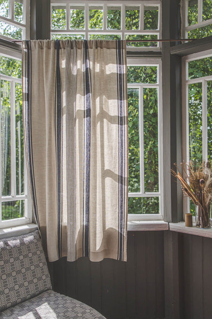 Leinenvorhang im französischen Stil mit blauen Streifen