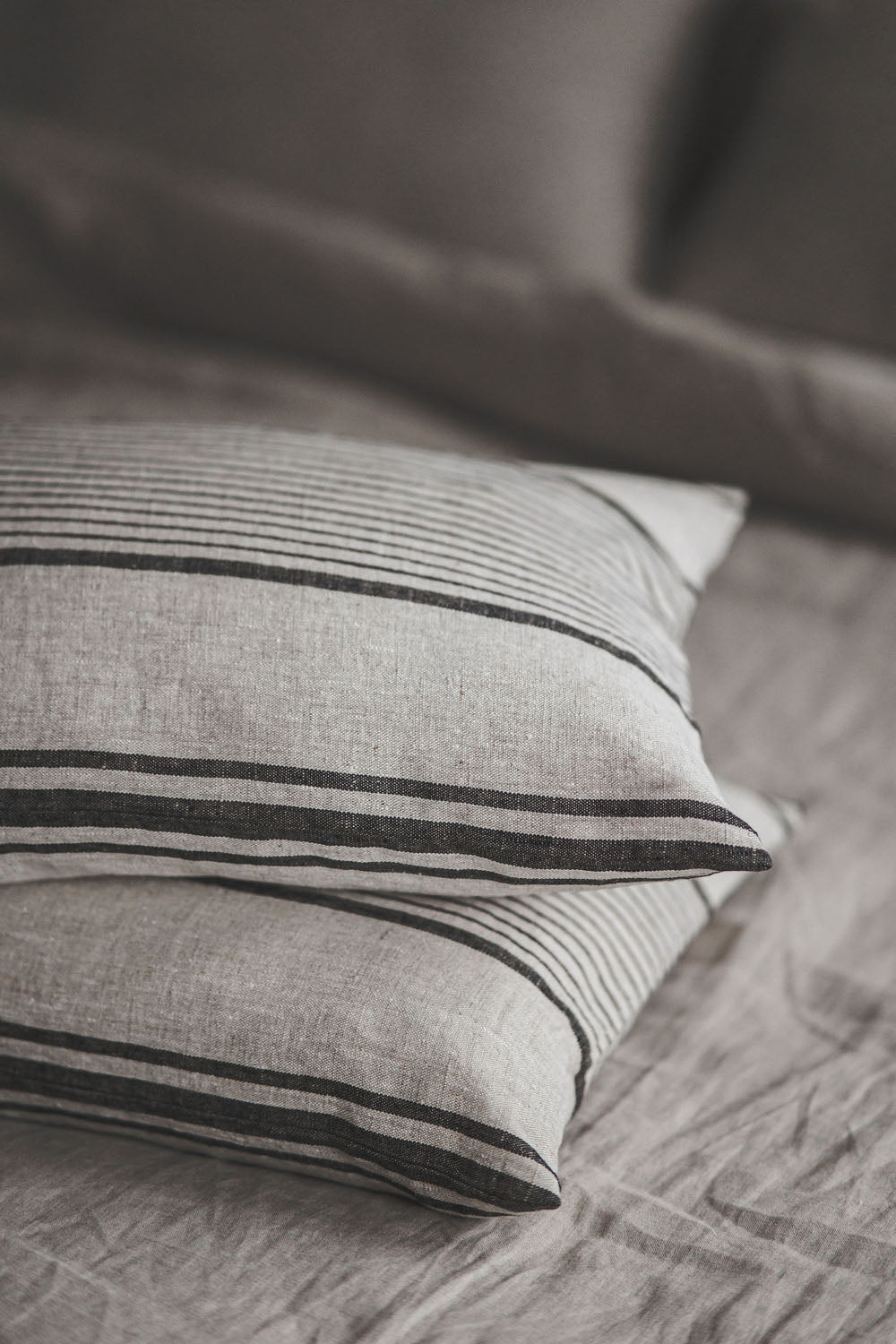 Leinenkissenbezug im französischen Stil mit schwarzen Streifen