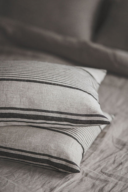 Leinenkissenbezug im französischen Stil mit schwarzen Streifen