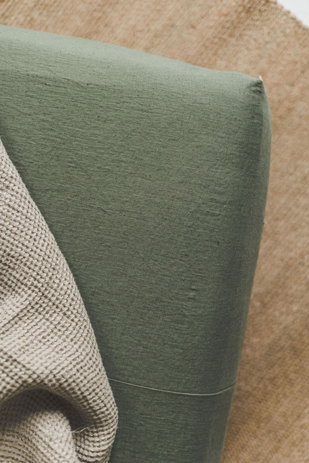 Graugrünes Leinen-Spannbettlaken