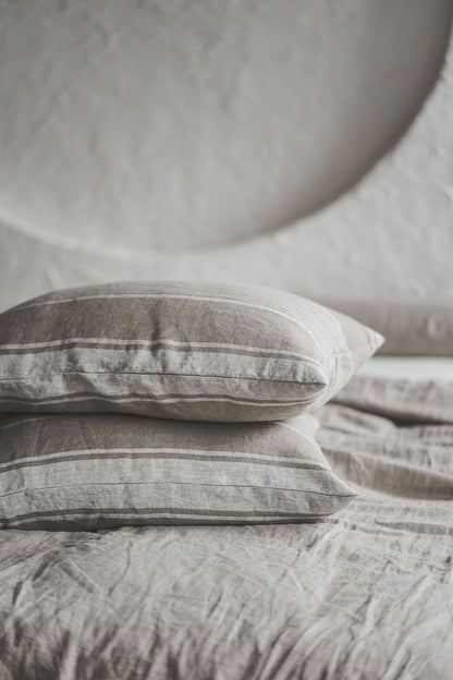 Leinenkissenbezug im französischen Stil mit natürlichen Streifen