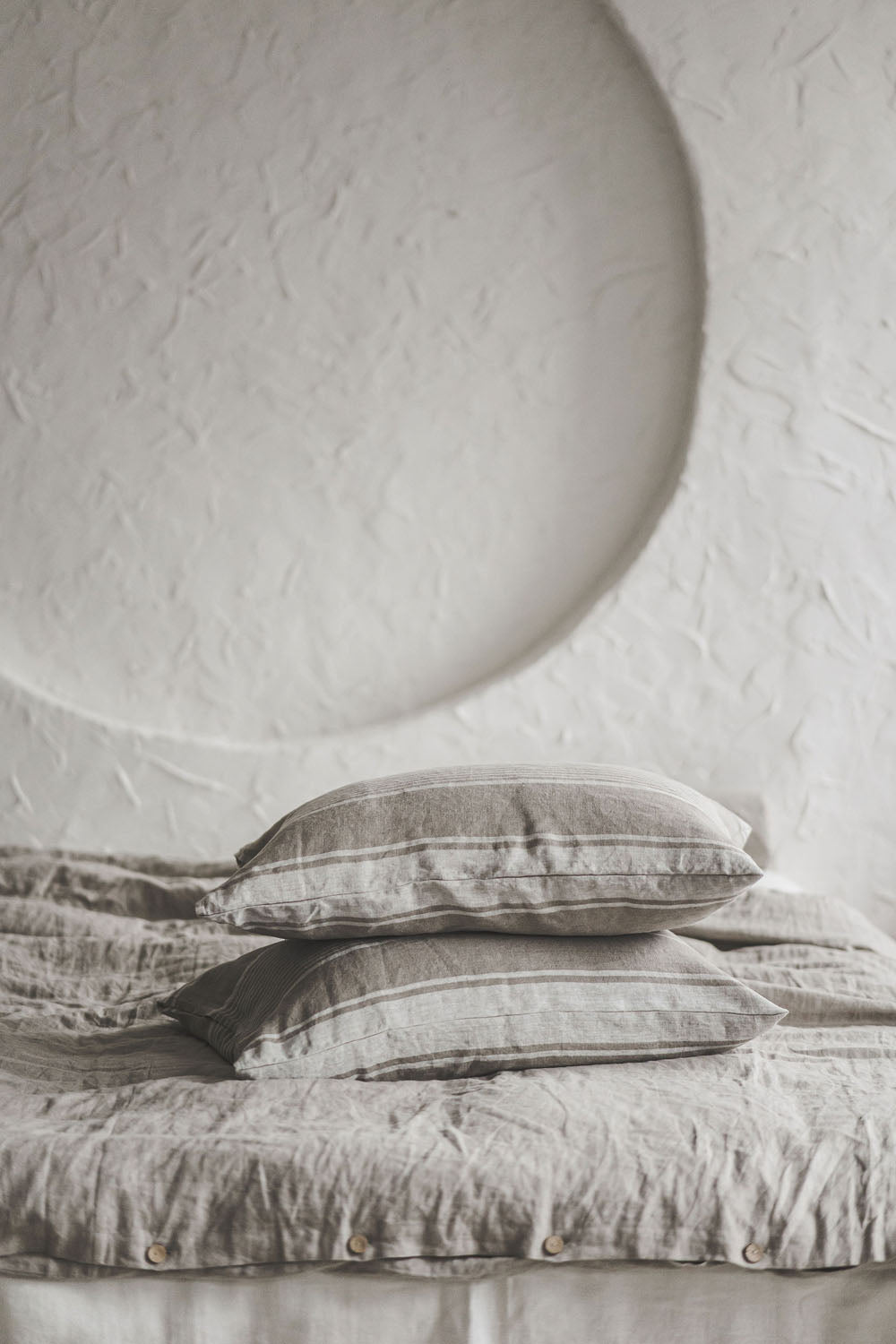 Leinenkissenbezug im französischen Stil mit natürlichen Streifen