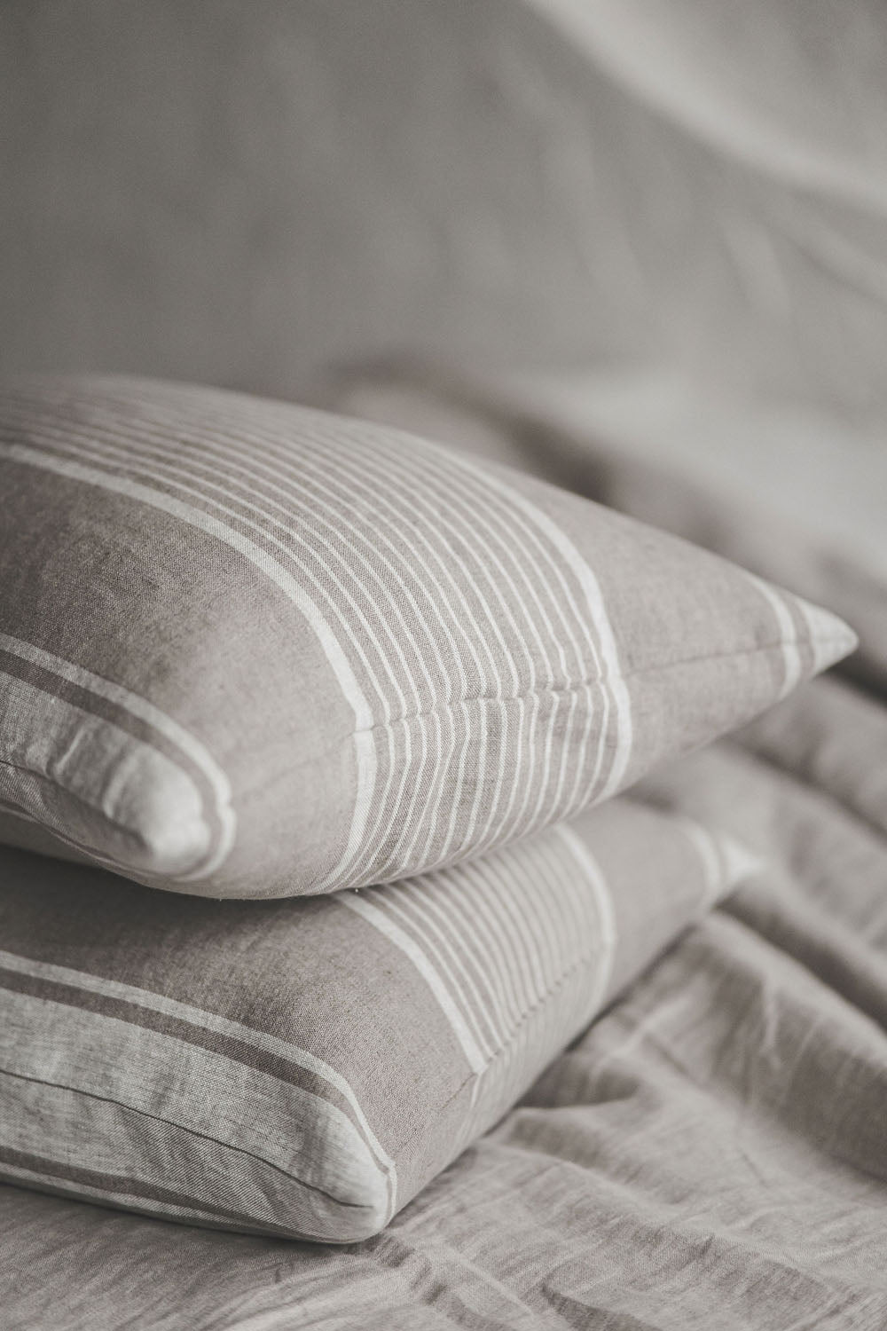 Leinenkissenbezug im französischen Stil mit natürlichen Streifen