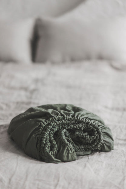 Graugrünes Leinen-Spannbettlaken