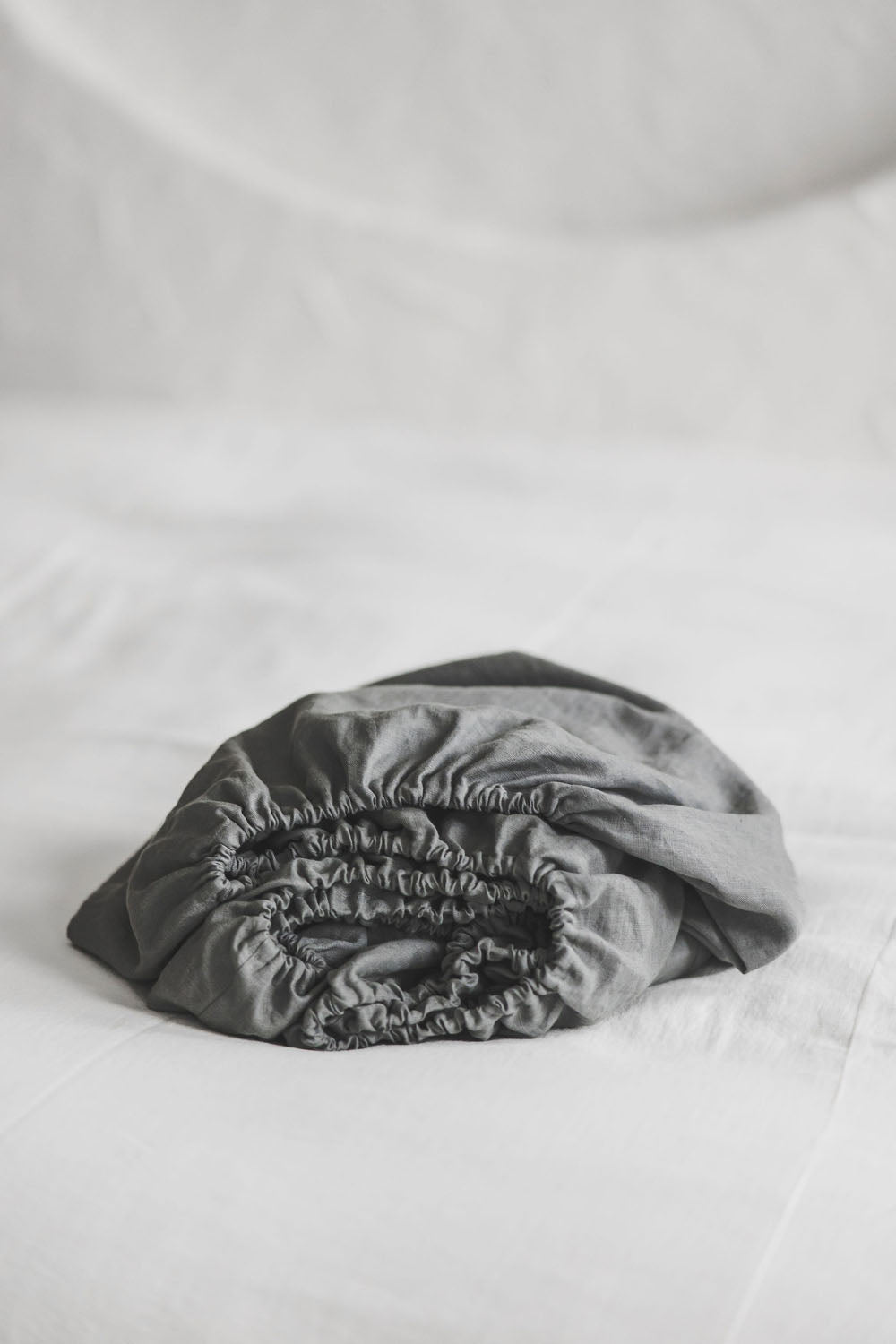 Graues Leinen-Spannbettlaken