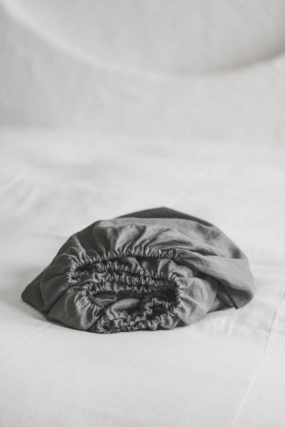 Graues Leinen-Spannbettlaken