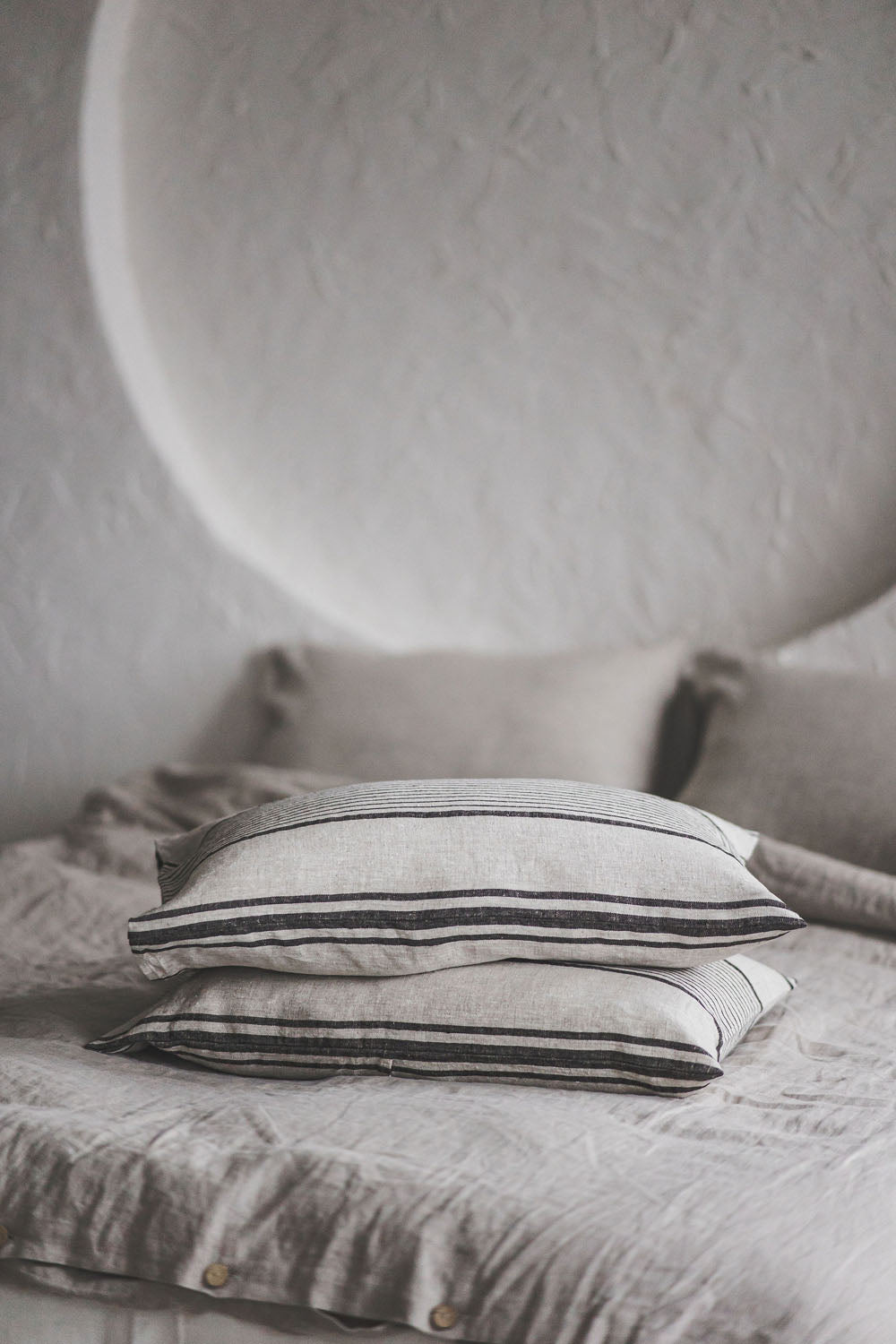 Leinenkissenbezug im französischen Stil mit schwarzen Streifen