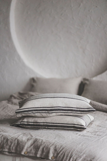 Leinenkissenbezug im französischen Stil mit schwarzen Streifen