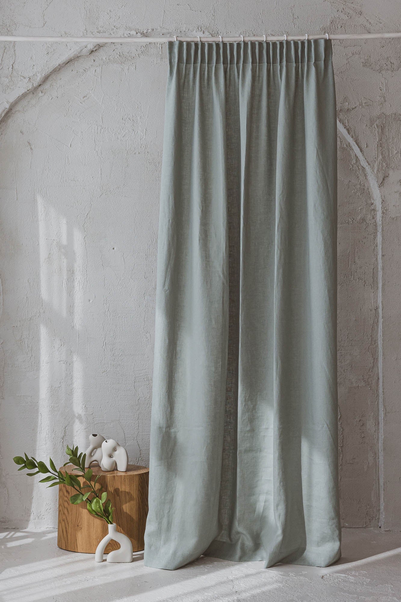 Leinenvorhang mit Bleistiftfalten in Frostgrün