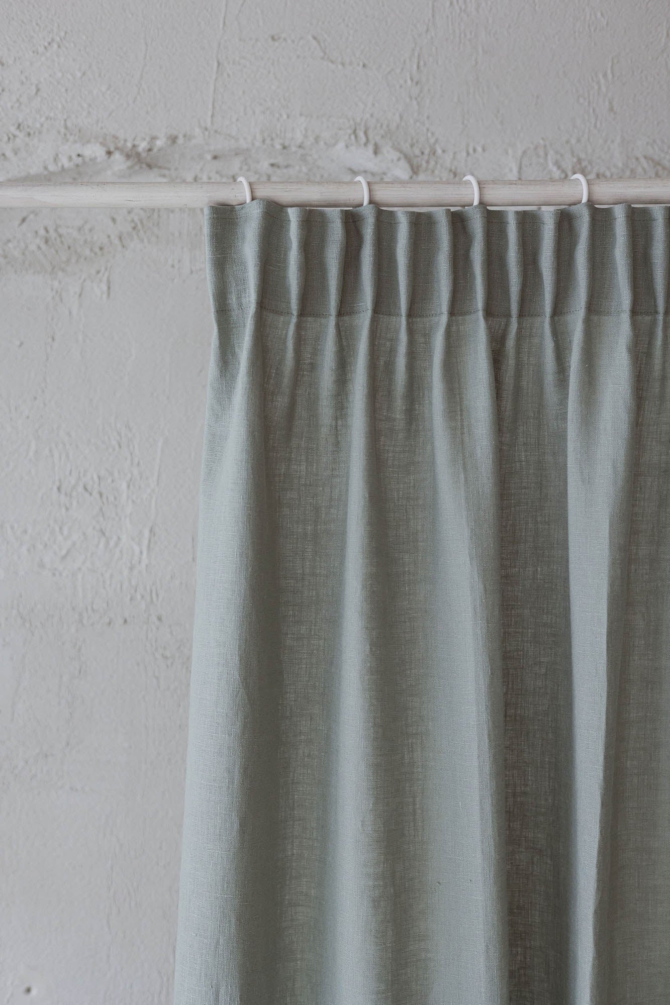 Leinenvorhang mit Bleistiftfalten in Frostgrün