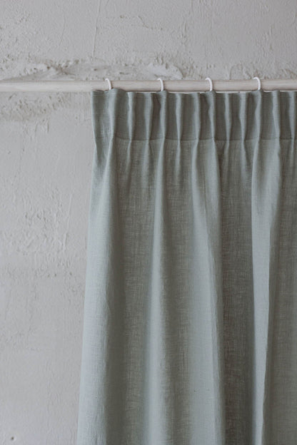 Leinenvorhang mit Bleistiftfalten in Frostgrün