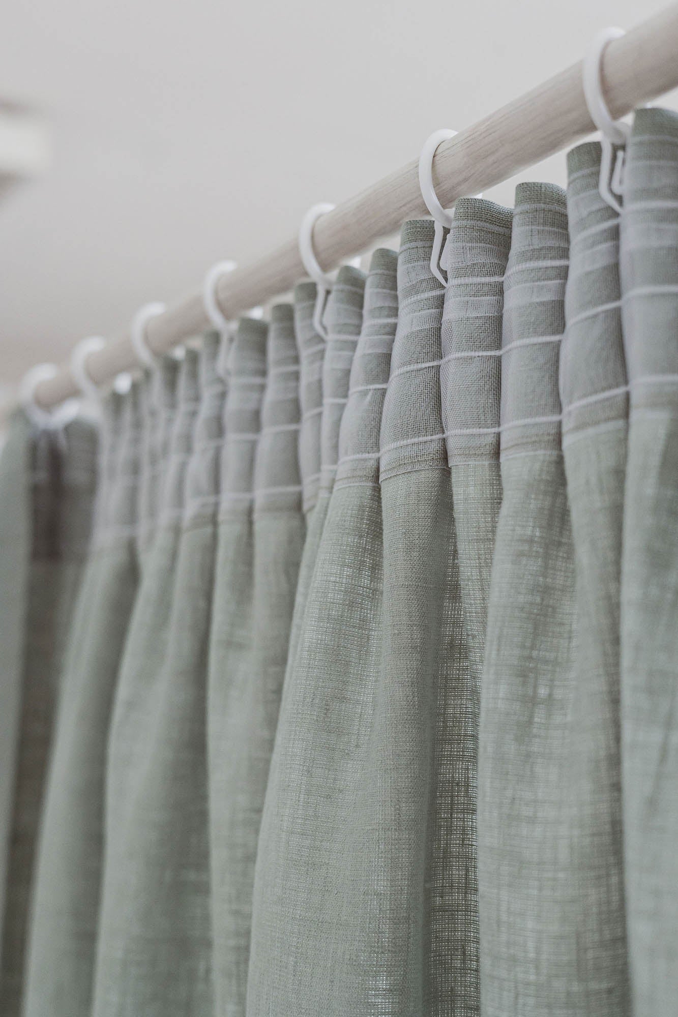 Leinenvorhang mit Bleistiftfalten in Frostgrün