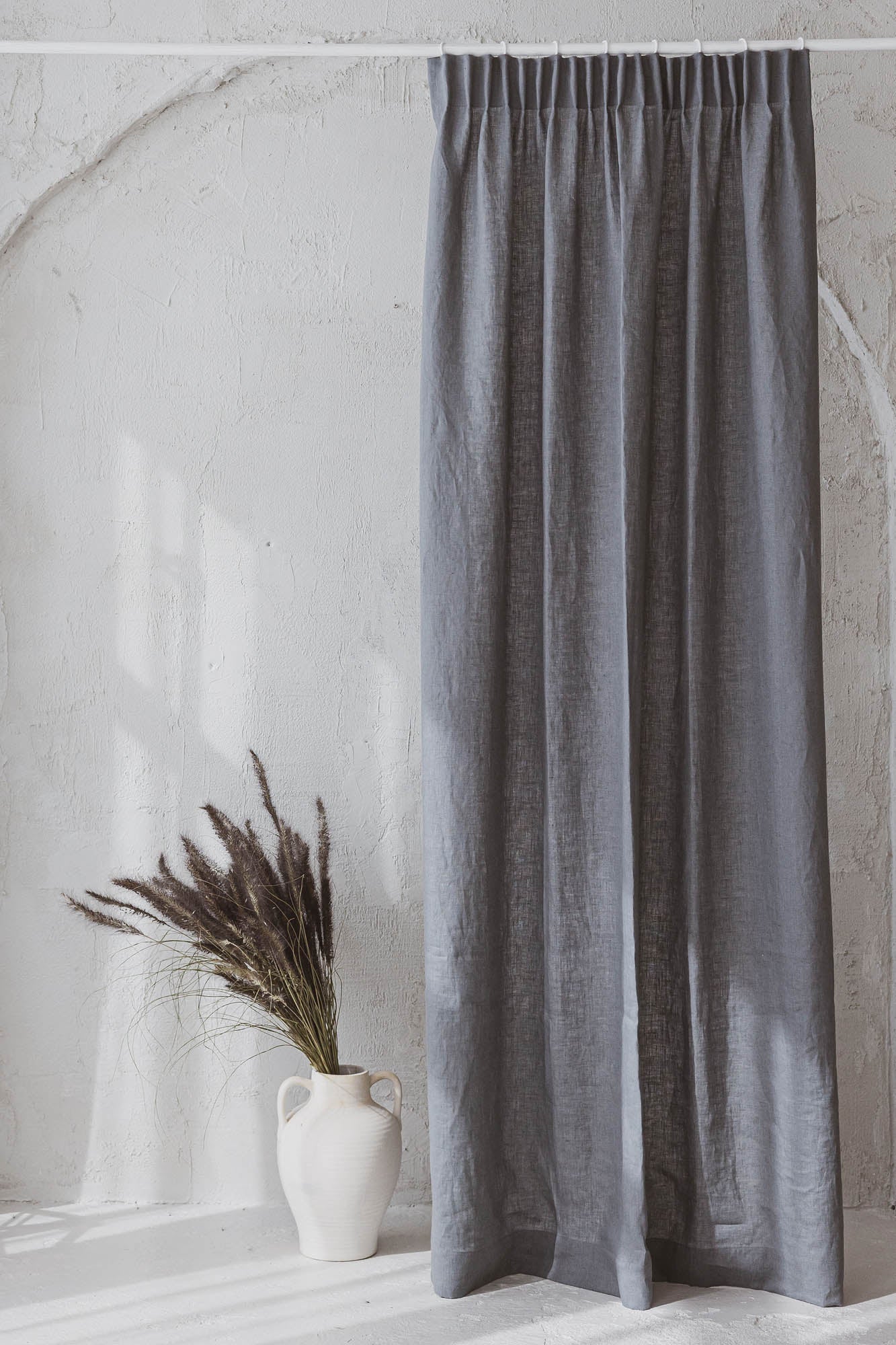 Leinenvorhang mit Bleistiftfalten in Grau