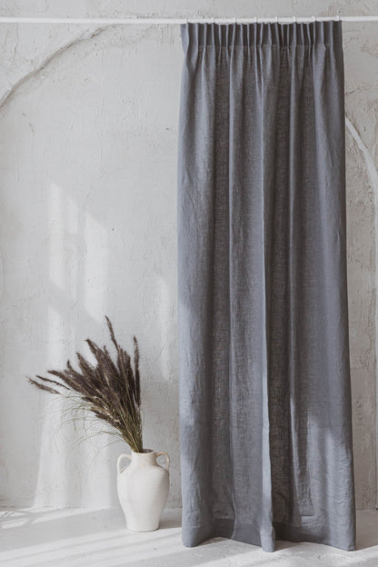Leinenvorhang mit Bleistiftfalten in Grau