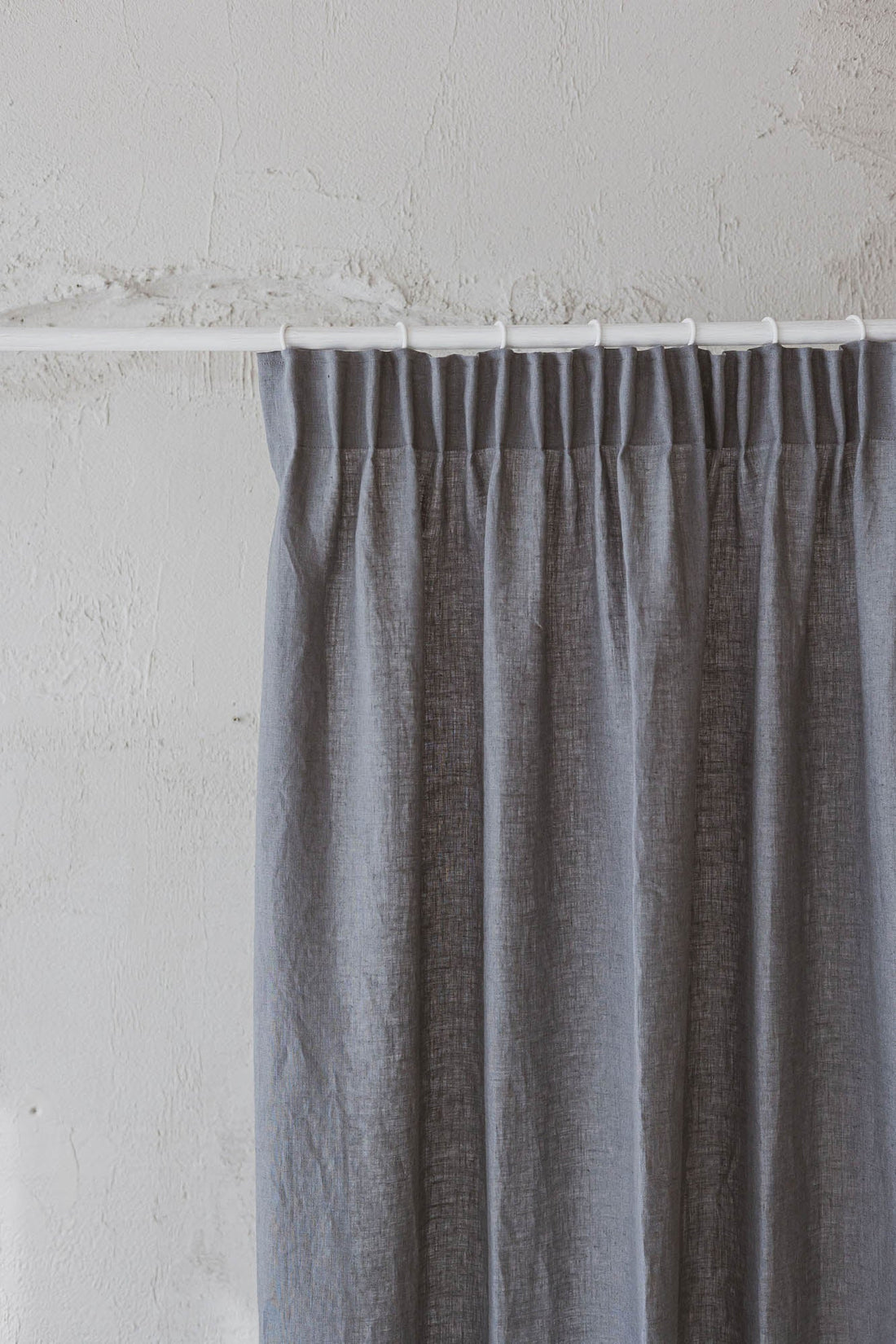 Leinenvorhang mit Bleistiftfalten in Grau
