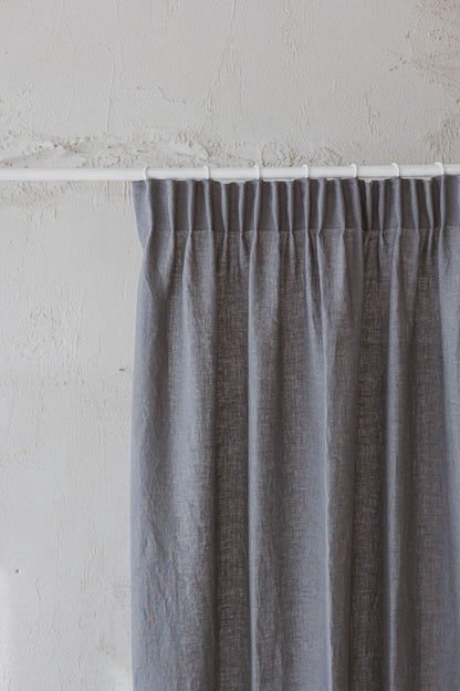 Leinenvorhang mit Bleistiftfalten in Grau