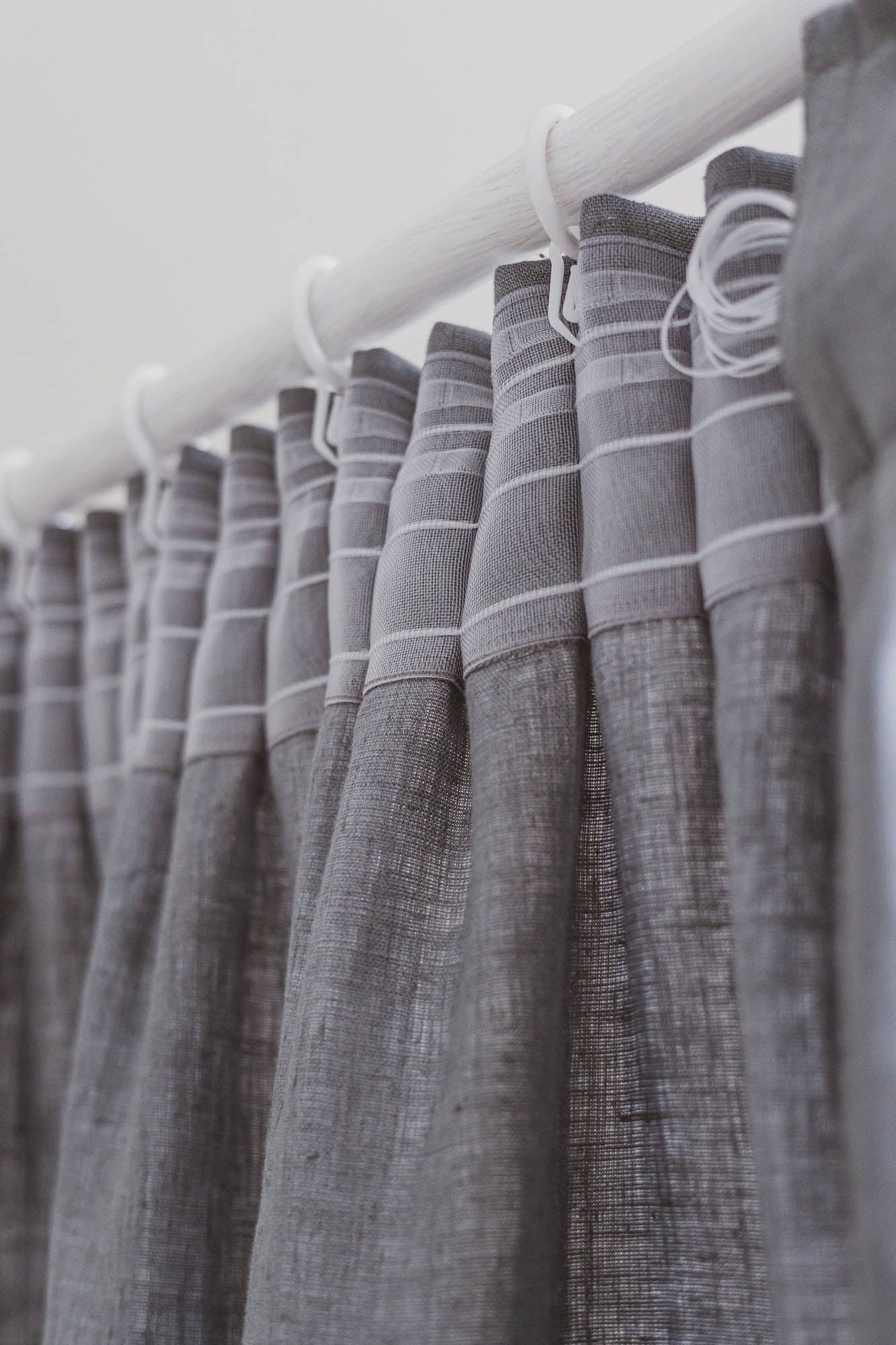 Leinenvorhang mit Bleistiftfalten in Grau