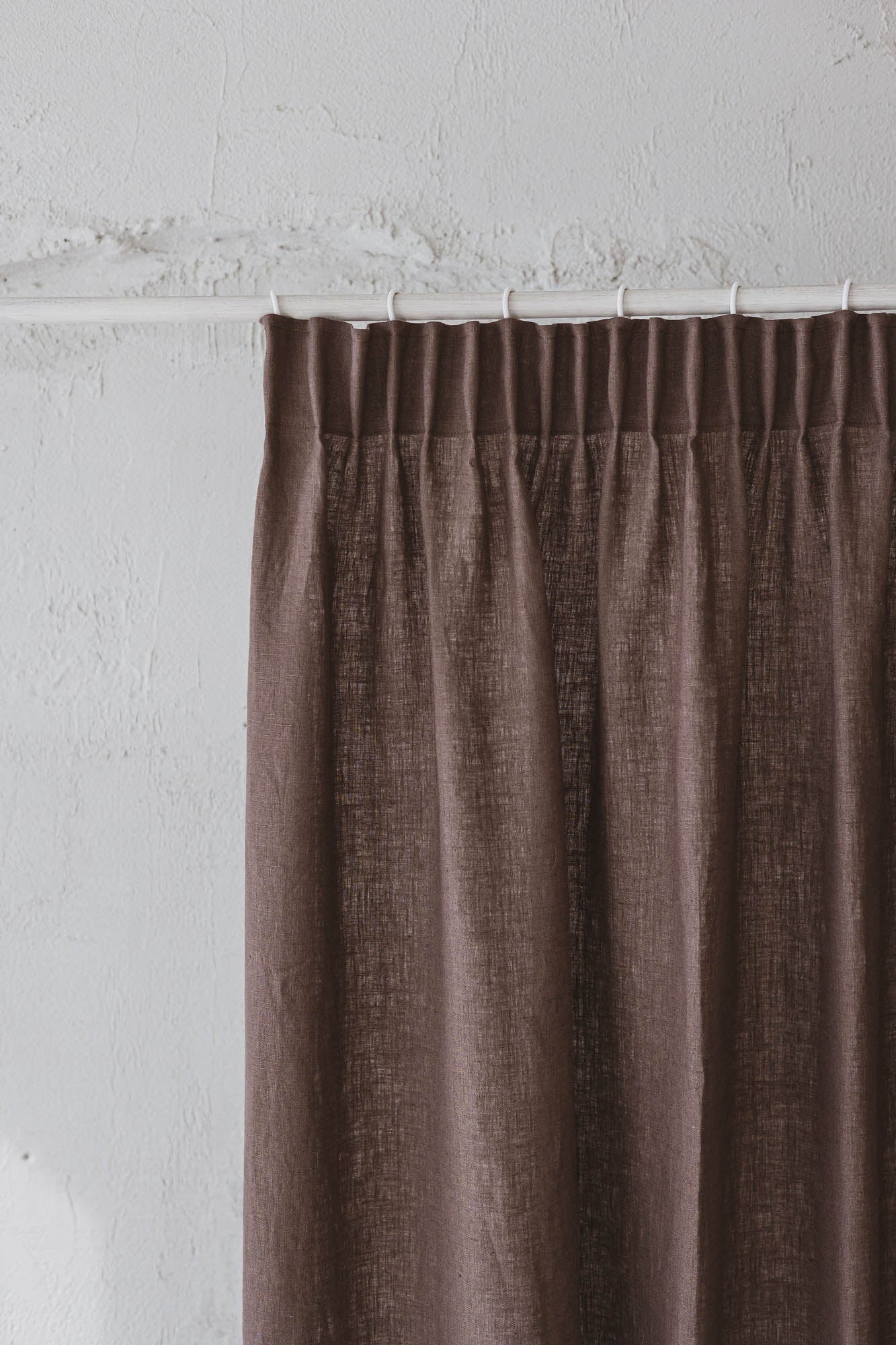 Leinenvorhang mit Bleistiftfalten in Kakao