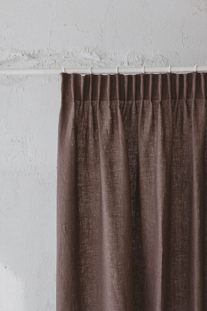 Leinenvorhang mit Bleistiftfalten in Kakao