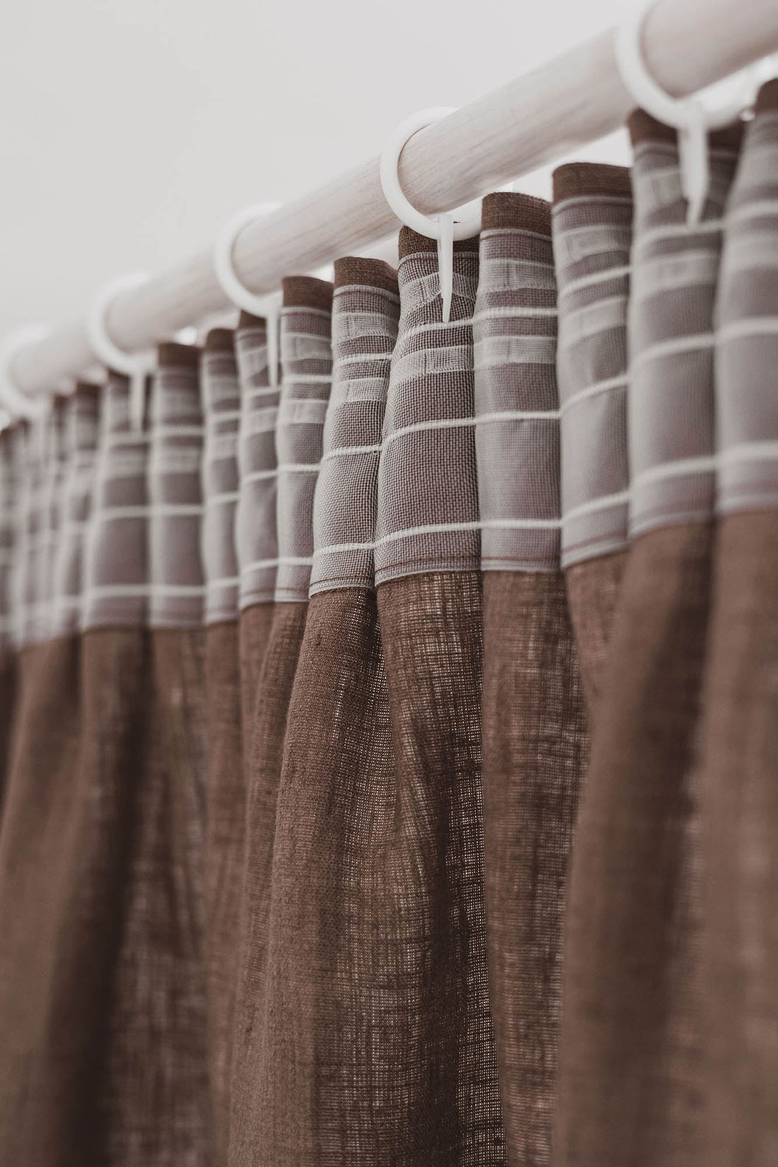 Leinenvorhang mit Bleistiftfalten in Kakao