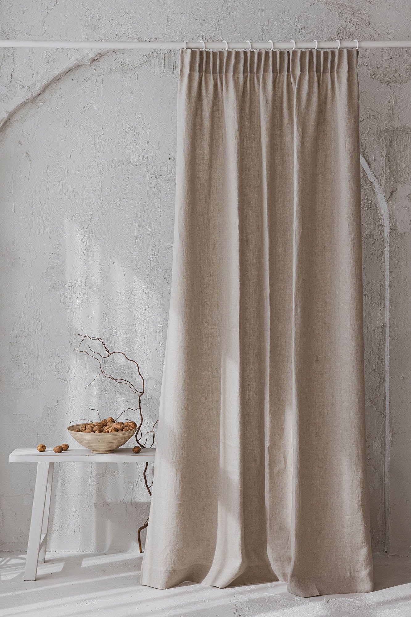 Leinenvorhang mit Bleistiftfalten in Natur