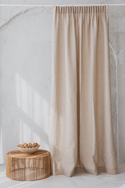Leinenvorhang mit Bleistiftfalten in Sand