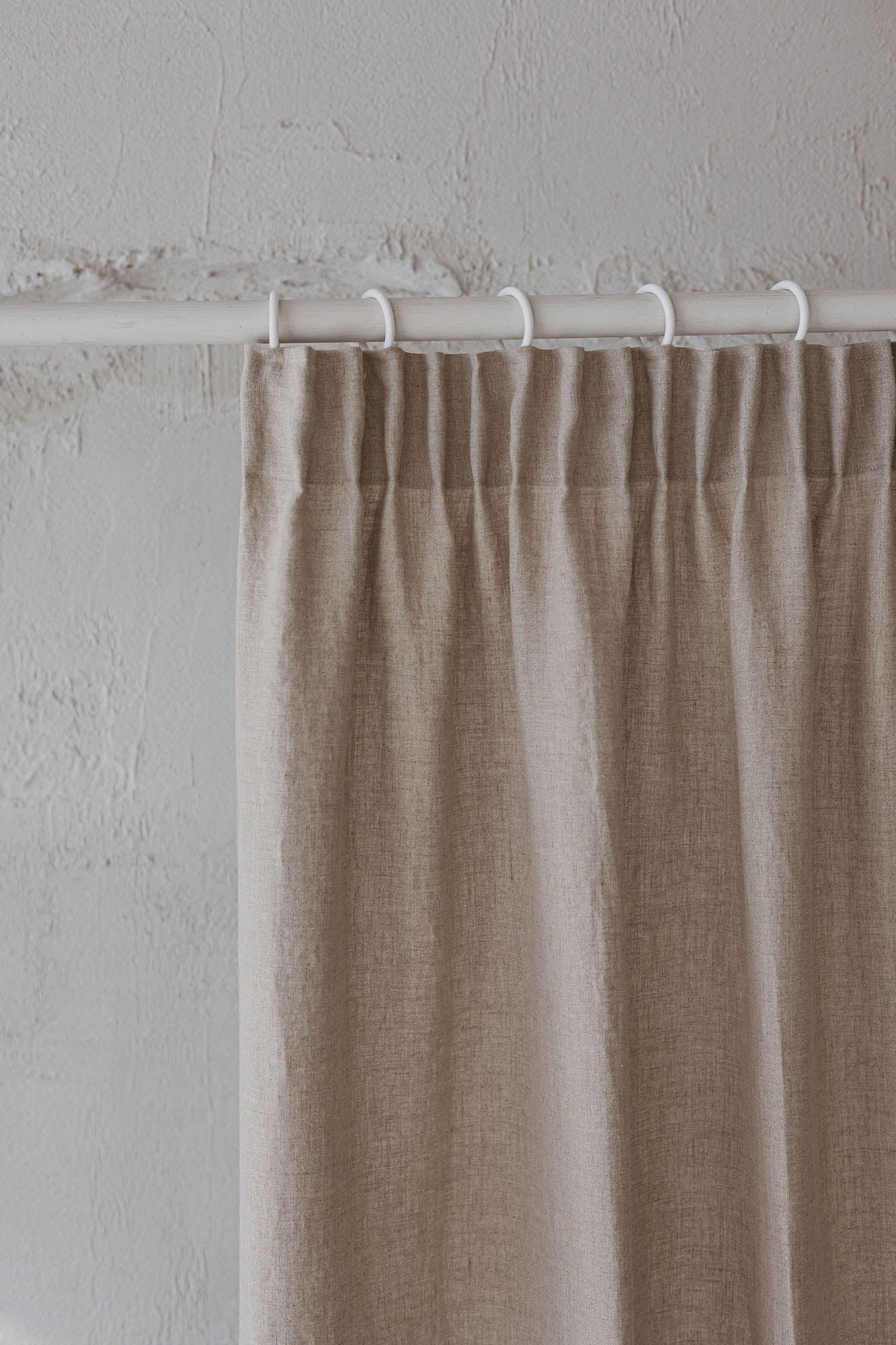 Leinenvorhang mit Bleistiftfalten in Natur