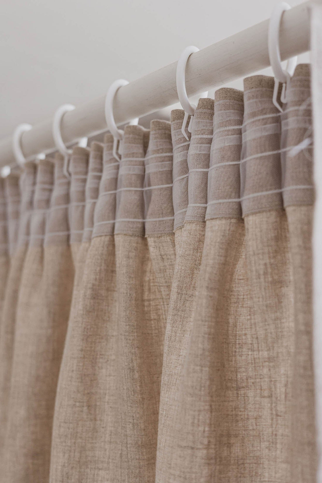 Leinenvorhang mit Bleistiftfalten in Natur
