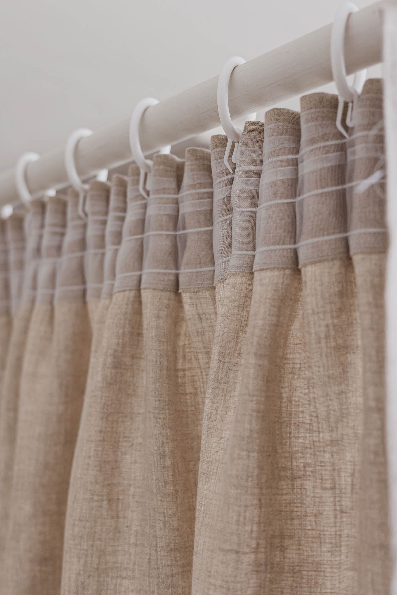 Leinenvorhang mit Bleistiftfalten in Natur