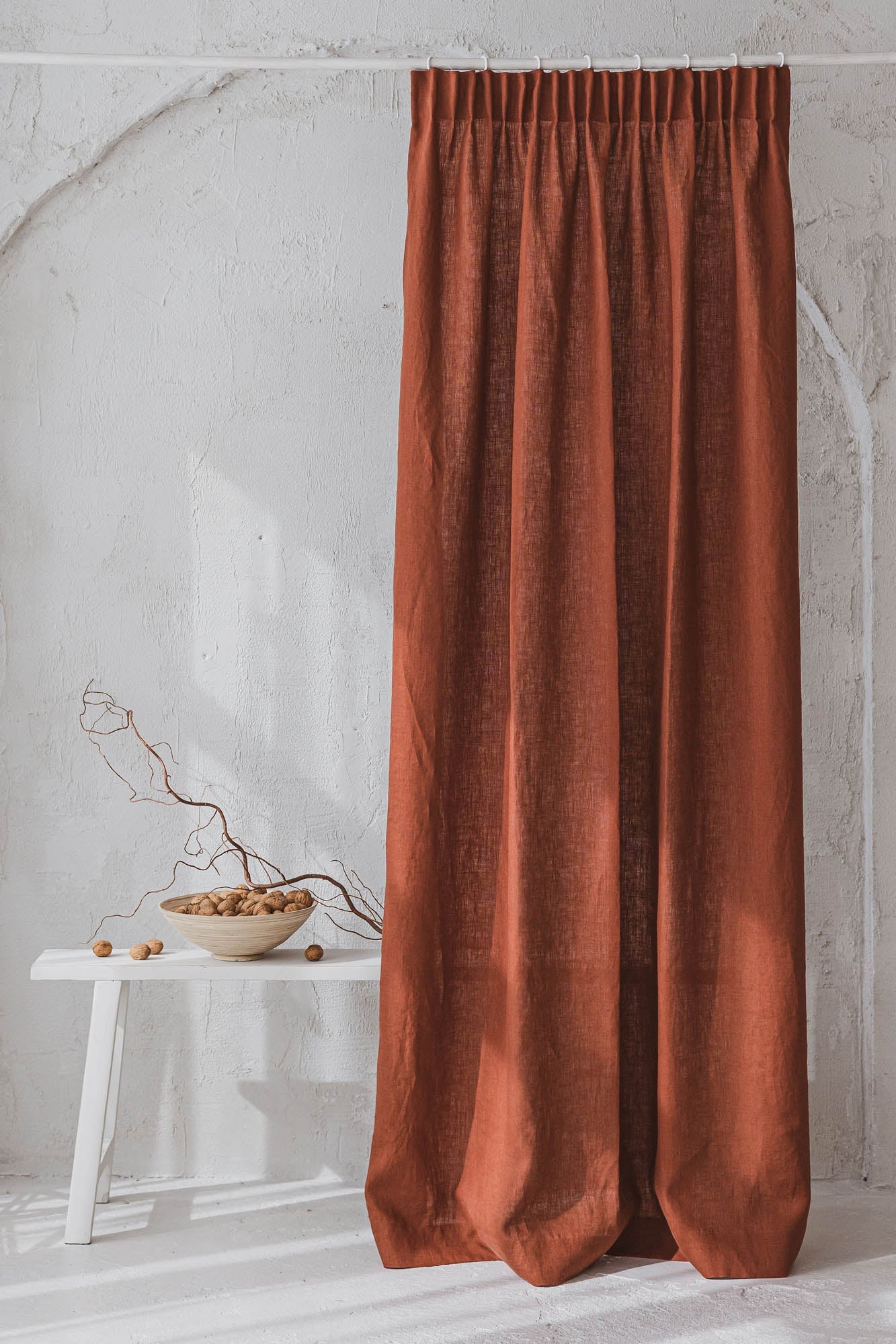 Leinenvorhang mit Bleistiftfalten in gebranntem Orange