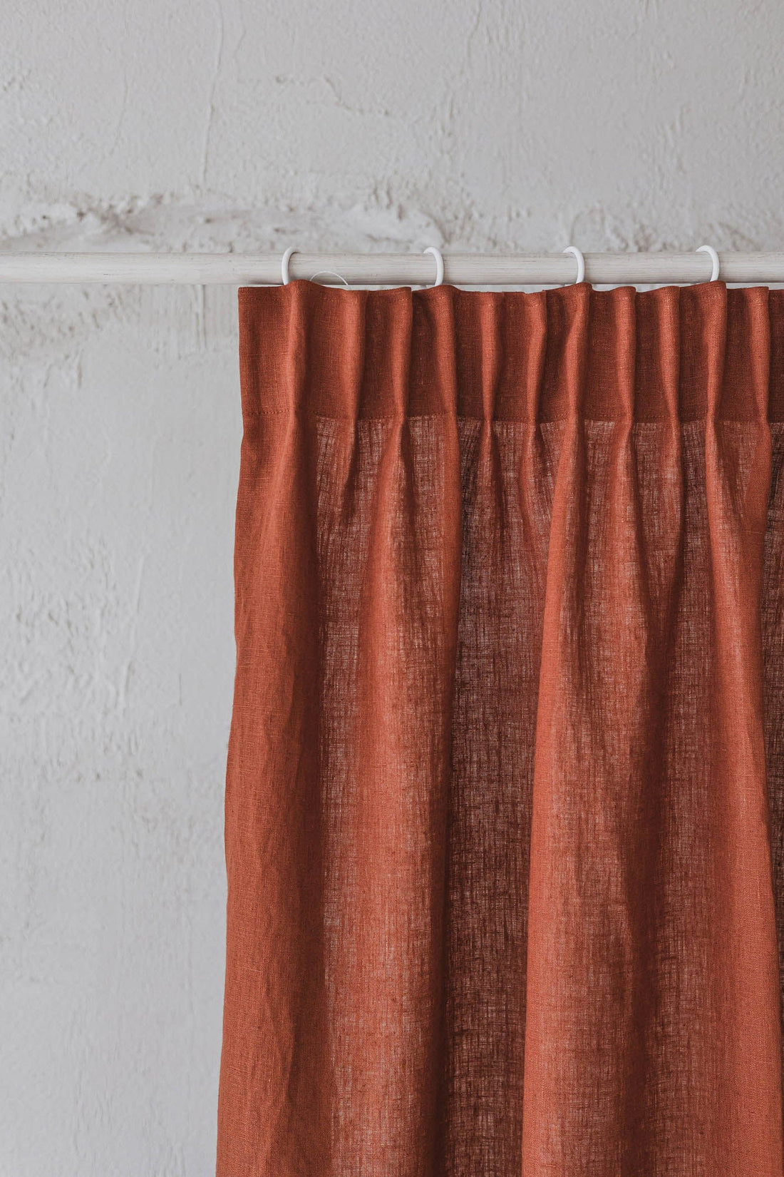 Leinenvorhang mit Bleistiftfalten in gebranntem Orange