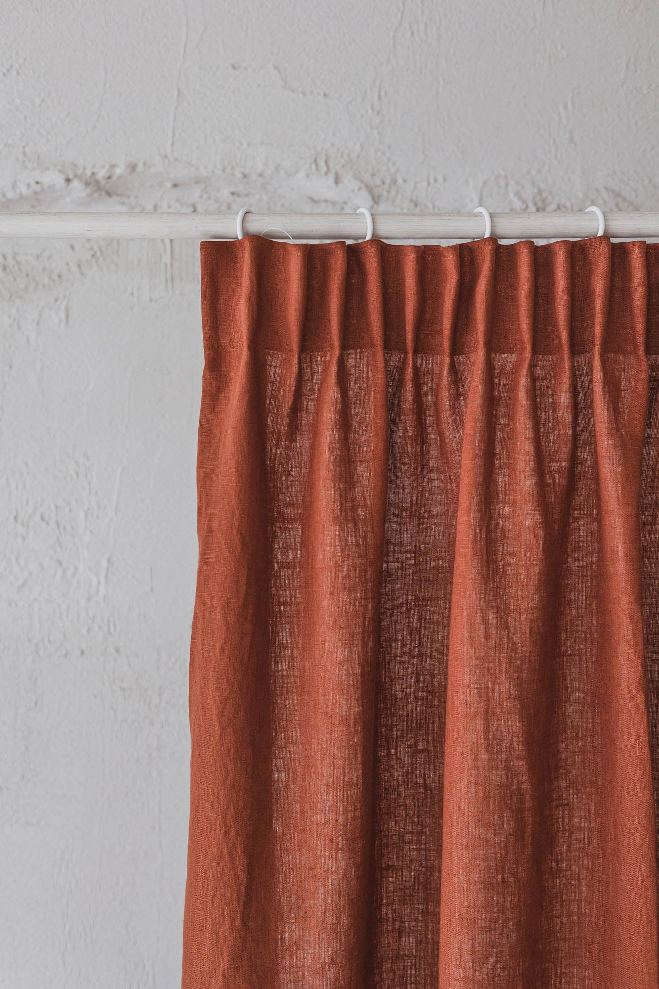 Leinenvorhang mit Bleistiftfalten in gebranntem Orange