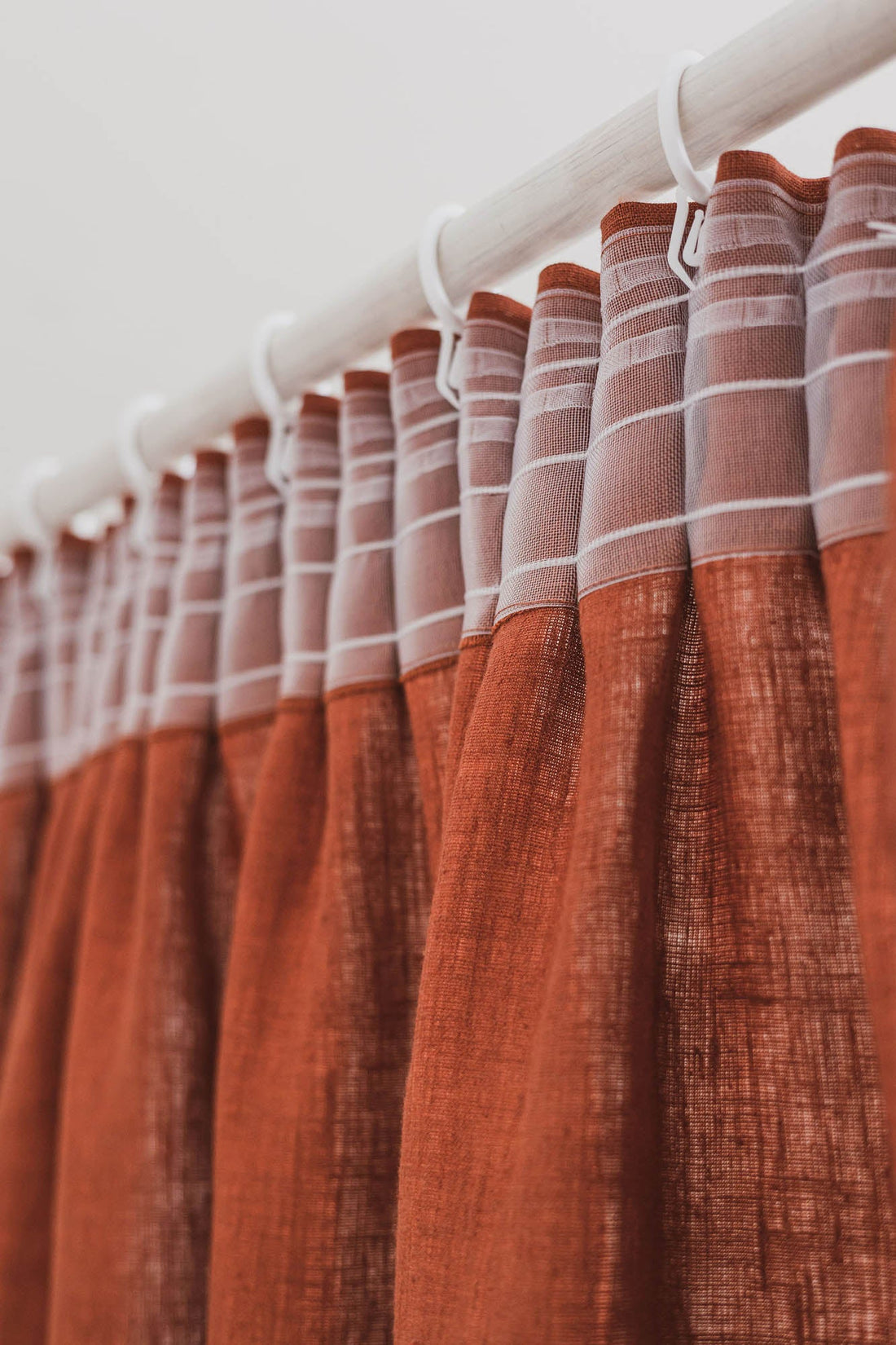 Leinenvorhang mit Bleistiftfalten in gebranntem Orange