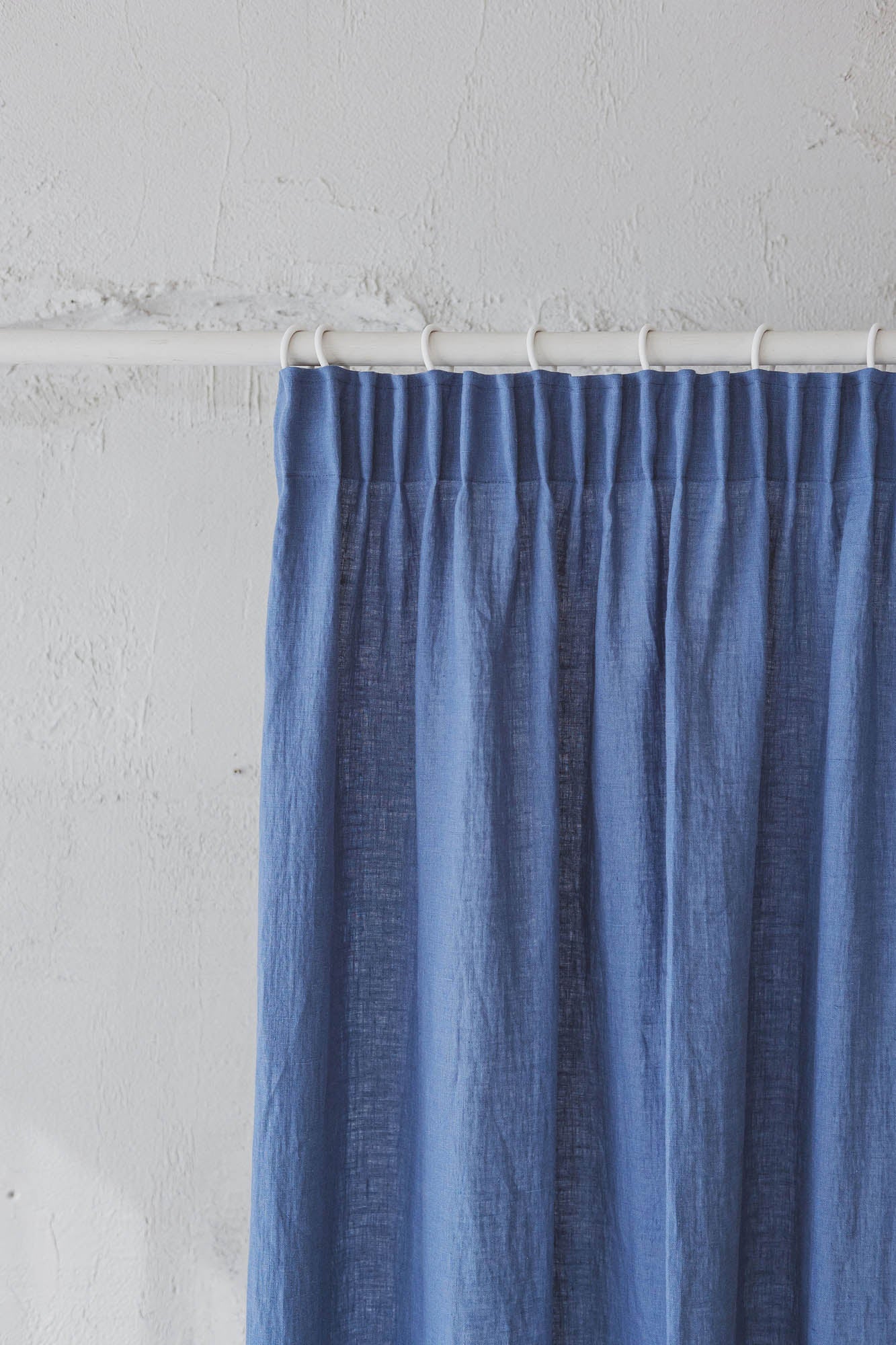 Leinenvorhang mit Bleistiftfalten in Jeansblau