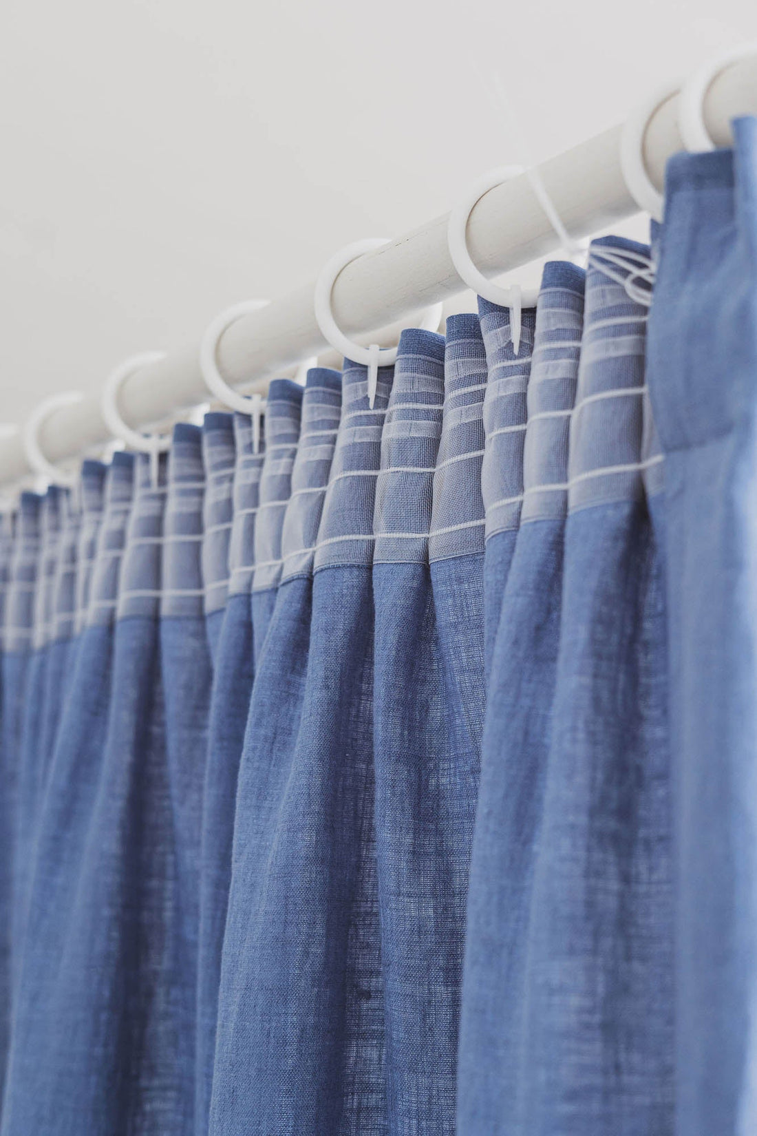 Leinenvorhang mit Bleistiftfalten in Jeansblau