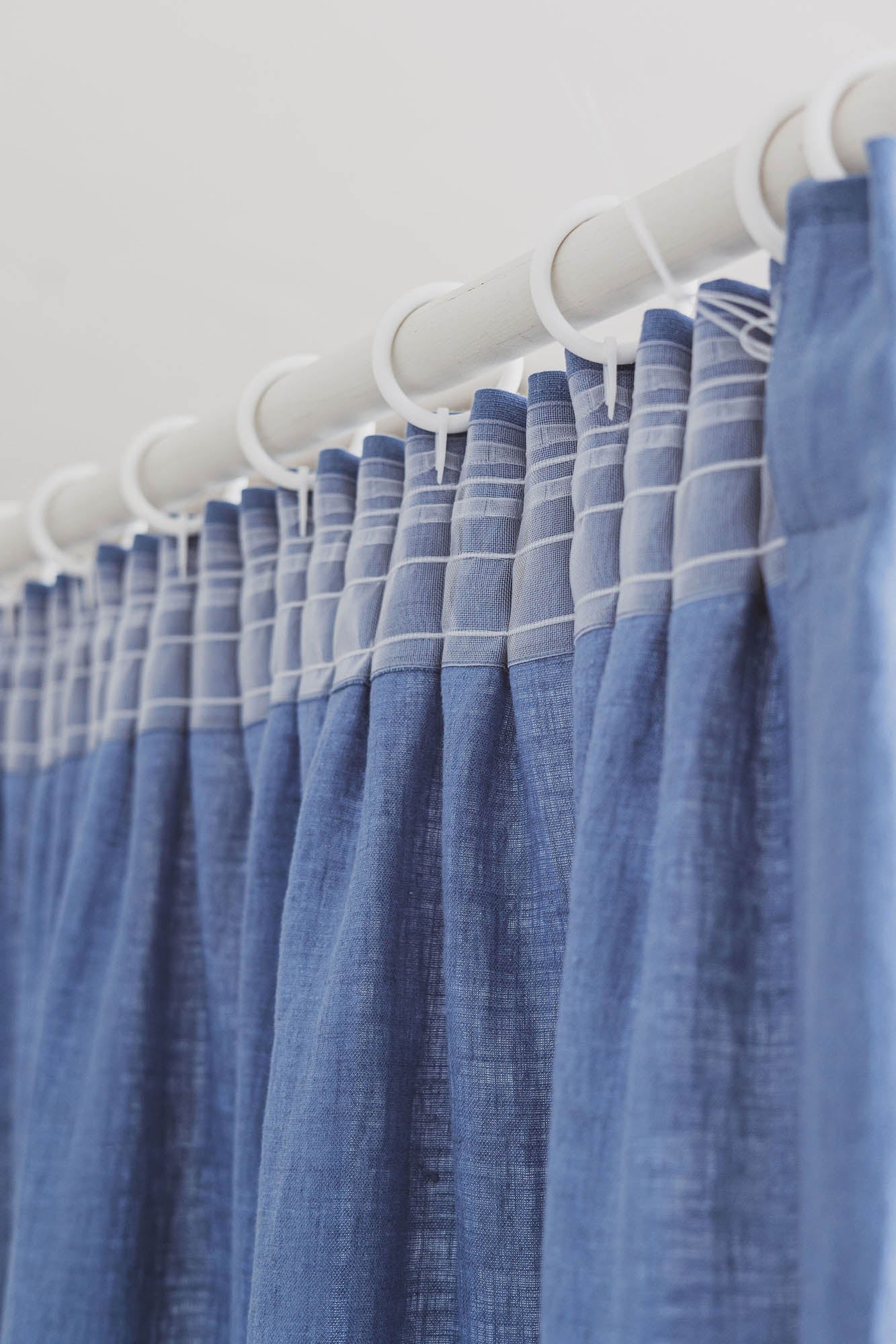 Leinenvorhang mit Bleistiftfalten in Jeansblau
