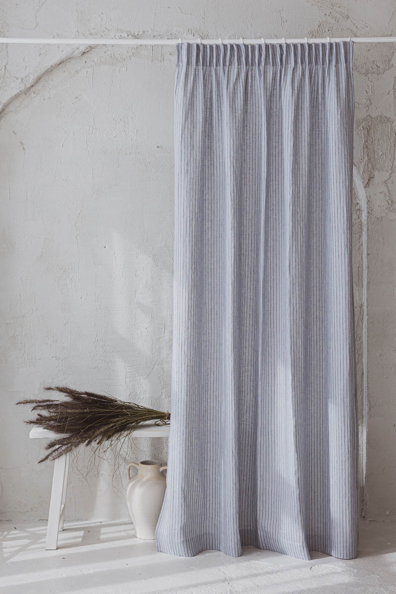 Leinenvorhang mit Bleistiftfalten in Grau mit schwarzen Streifen