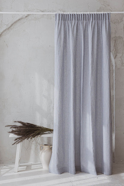 Leinenvorhang mit Bleistiftfalten in Grau mit schwarzen Streifen
