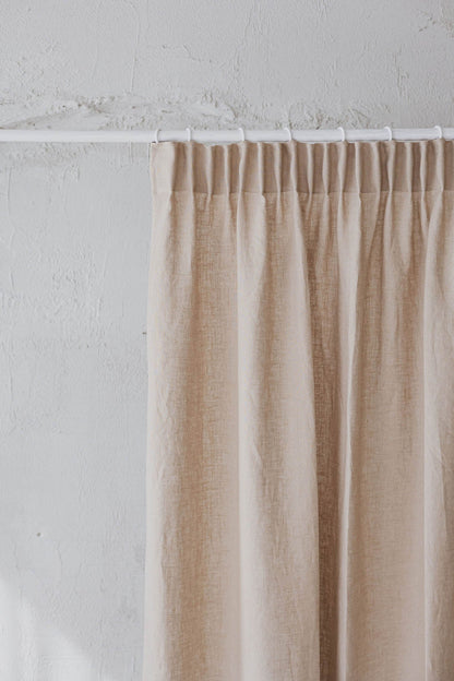 Leinenvorhang mit Bleistiftfalten in Sand