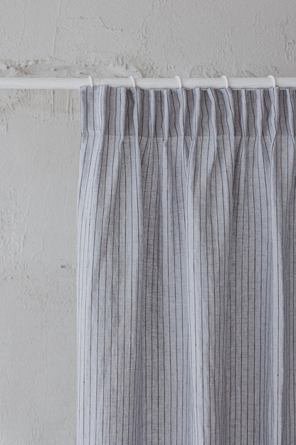 Leinenvorhang mit Bleistiftfalten in Grau mit schwarzen Streifen