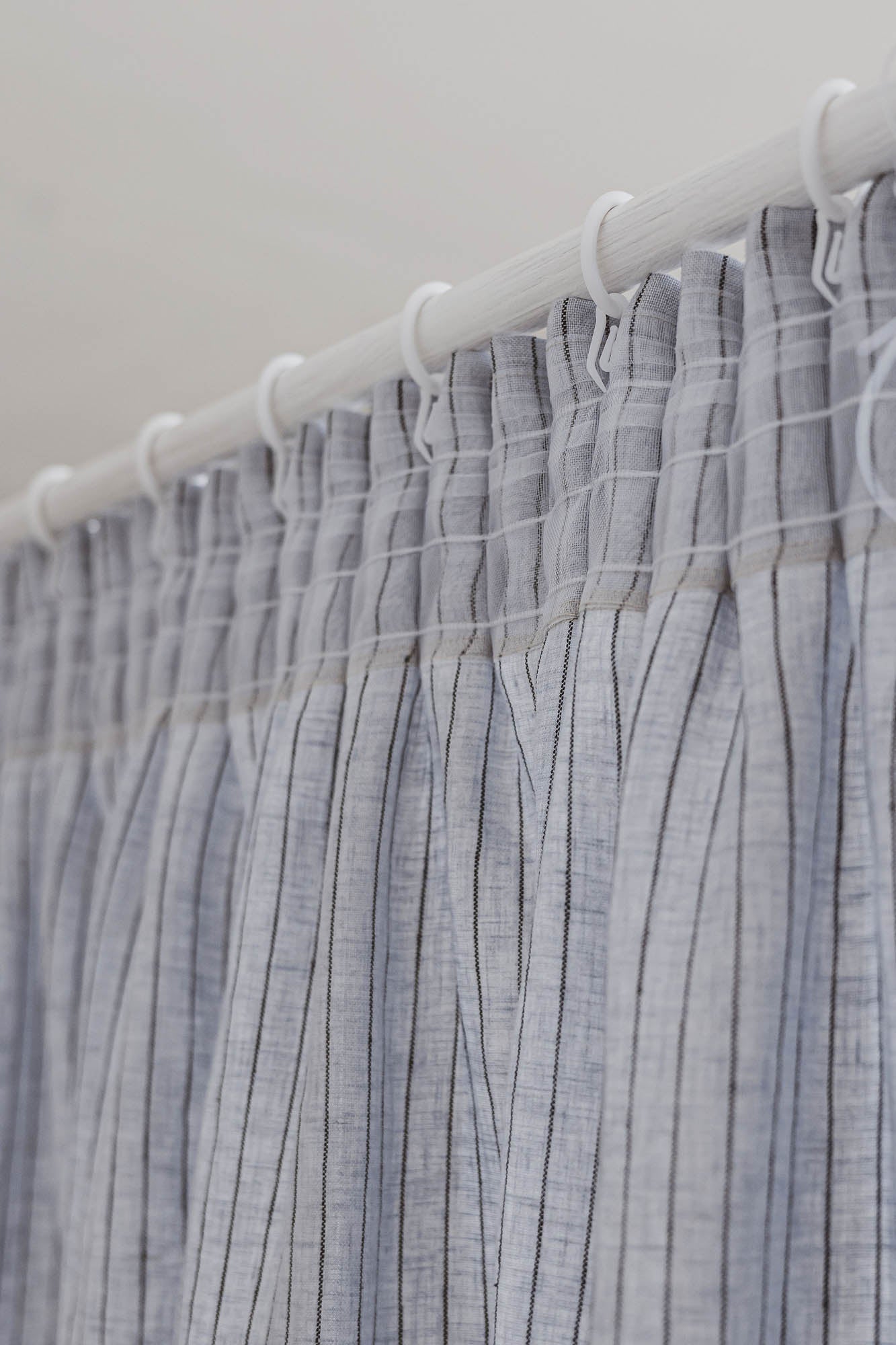 Leinenvorhang mit Bleistiftfalten in Grau mit schwarzen Streifen
