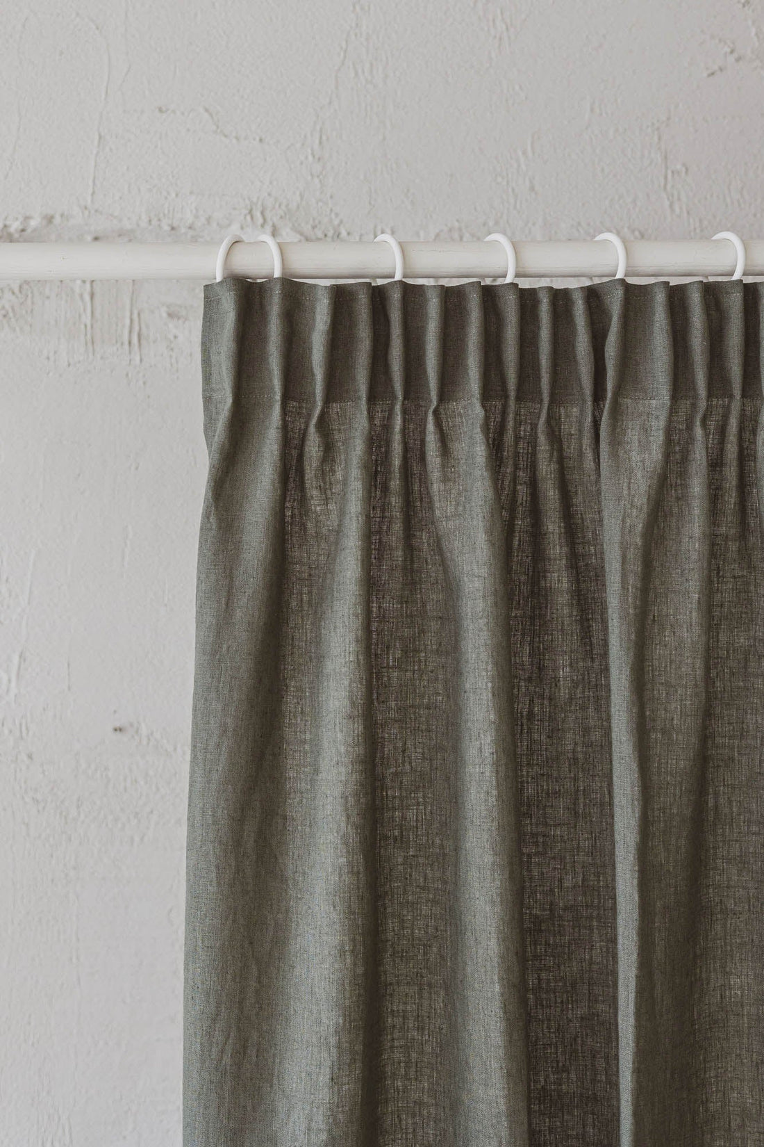 Leinenvorhang mit Bleistiftfalten in Graugrün