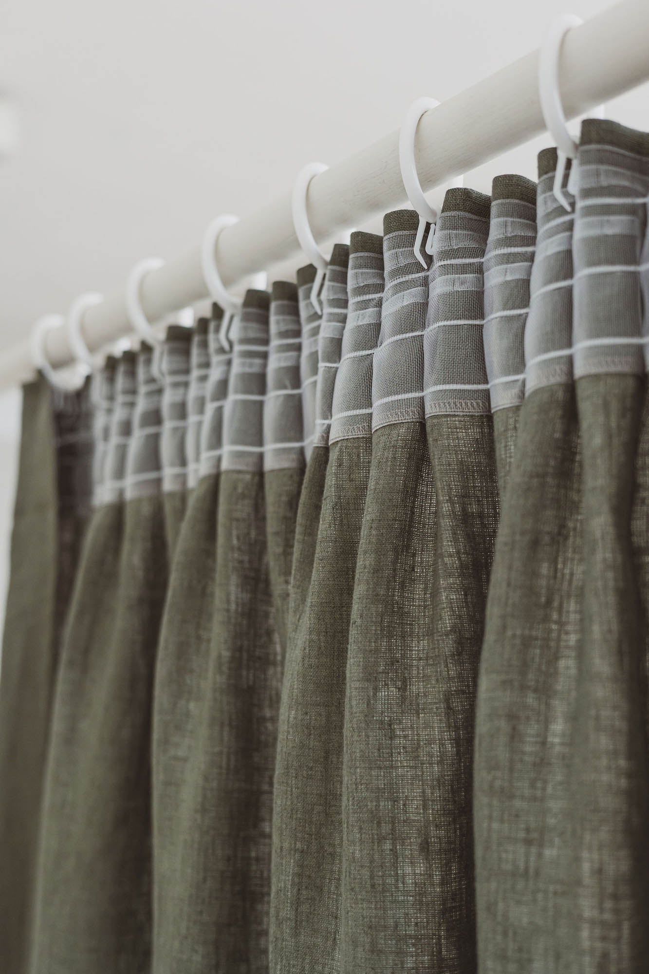 Leinenvorhang mit Bleistiftfalten in Graugrün