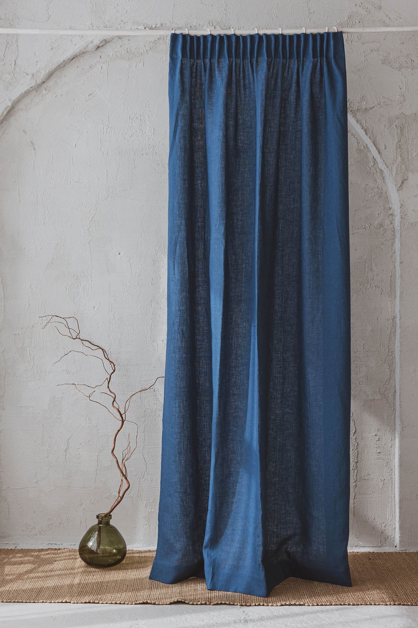Leinenvorhang mit Bleistiftfalten in Kornblumenblau