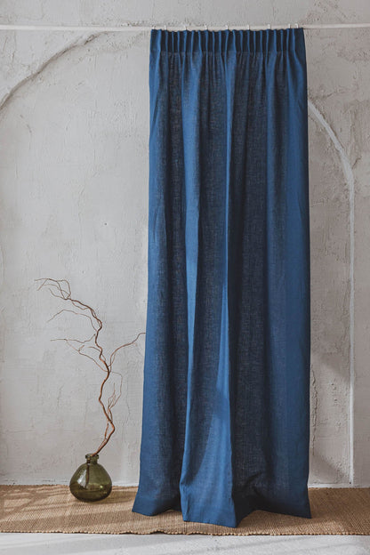 Leinenvorhang mit Bleistiftfalten in Kornblumenblau